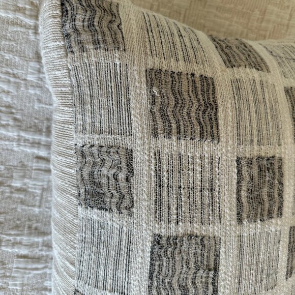 Lulu and Georgia Leh Box Pillow New - Picture 5 of 6